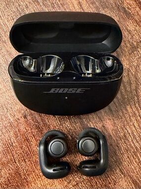 Bose Black Wireless Earbuds with Charging Case and Ear Hooks